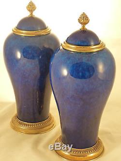 Paire de vases couverts en porcelaine de MP Sèvres (pour Paul Milet)