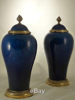 Paire de vases couverts en porcelaine de MP Sèvres (pour Paul Milet)