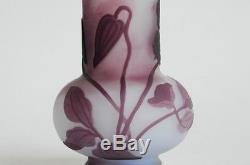 Petit vase Gallé en verre multicouche, signé + étiquette E Gallé Nancy Paris
