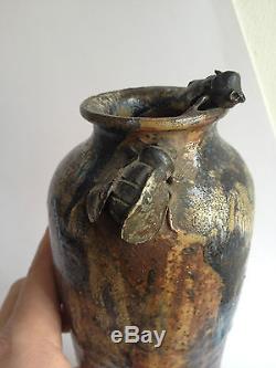 Superbe Vase en grès, insectes en relief. Signé voir estampille