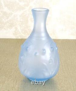Superbe vase Muguet Art Nouveau verre pressé moulé bleu opaque. Ecole de Nancy