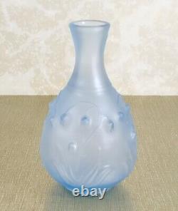 Superbe vase Muguet Art Nouveau verre pressé moulé bleu opaque. Ecole de Nancy