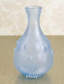 Superbe vase Muguet Art Nouveau verre pressé moulé bleu opaque. Ecole de Nancy