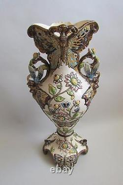 Vallauris. Jérôme Massier. Vase en faïence art nouveau, décor de papillons, XIXe