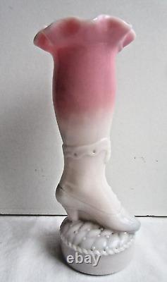 Vase Art Nouveau LEGRAS, bouquetier en opaline blanche rose Bottine sur socle