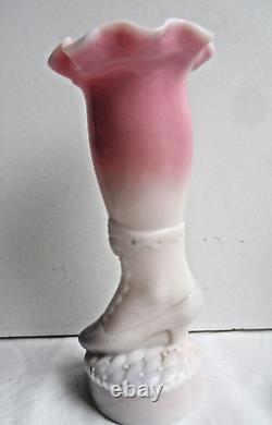 Vase Art Nouveau LEGRAS, bouquetier en opaline blanche rose Bottine sur socle