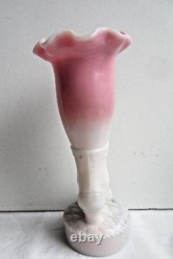Vase Art Nouveau LEGRAS, bouquetier en opaline blanche rose Bottine sur socle