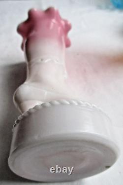 Vase Art Nouveau LEGRAS, bouquetier en opaline blanche rose Bottine sur socle