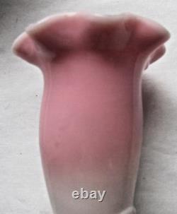 Vase Art Nouveau LEGRAS, bouquetier en opaline blanche rose Bottine sur socle