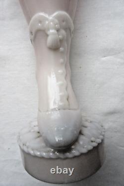 Vase Art Nouveau LEGRAS, bouquetier en opaline blanche rose Bottine sur socle