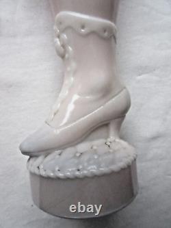 Vase Art Nouveau LEGRAS, bouquetier en opaline blanche rose Bottine sur socle