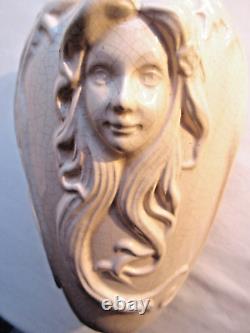 Vase Art Nouveau céramique craquelée blanc-crème, sculpté de 3 visages, LOUVIERE