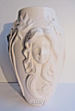 Vase Art Nouveau céramique craquelée blanc-crème, sculpté de 3 visages, LOUVIERE