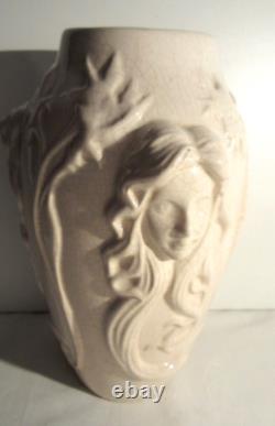 Vase Art Nouveau céramique craquelée blanc-crème, sculpté de 3 visages, LOUVIERE