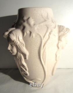 Vase Art Nouveau céramique craquelée blanc-crème, sculpté de 3 visages, LOUVIERE