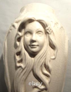 Vase Art Nouveau céramique craquelée blanc-crème, sculpté de 3 visages, LOUVIERE