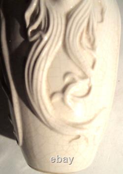 Vase Art Nouveau céramique craquelée blanc-crème, sculpté de 3 visages, LOUVIERE