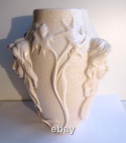 Vase Art Nouveau céramique craquelée blanc-crème, sculpté de 3 visages, LOUVIERE