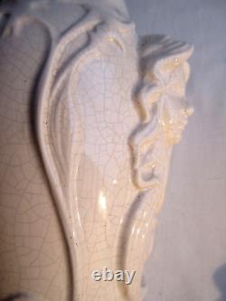 Vase Art Nouveau céramique craquelée blanc-crème, sculpté de 3 visages, LOUVIERE