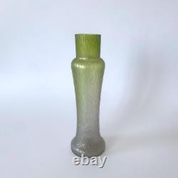 Vase Art Nouveau en verre soufflé vert irisé style Loetz Kralik 1900s