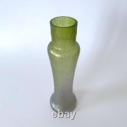 Vase Art Nouveau en verre soufflé vert irisé style Loetz Kralik 1900s