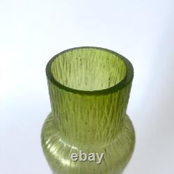 Vase Art Nouveau en verre soufflé vert irisé style Loetz Kralik 1900s