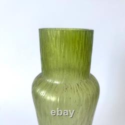 Vase Art Nouveau en verre soufflé vert irisé style Loetz Kralik 1900s