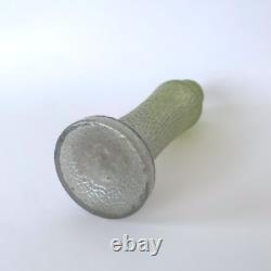 Vase Art Nouveau en verre soufflé vert irisé style Loetz Kralik 1900s