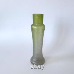 Vase Art Nouveau en verre soufflé vert irisé style Loetz Kralik 1900s