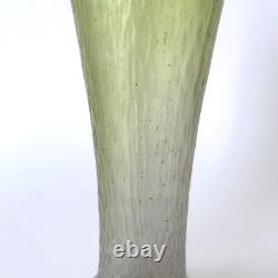 Vase Art Nouveau en verre soufflé vert irisé style Loetz Kralik 1900s