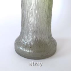 Vase Art Nouveau en verre soufflé vert irisé style Loetz Kralik 1900s