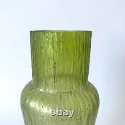 Vase Art Nouveau en verre soufflé vert irisé style Loetz Kralik 1900s