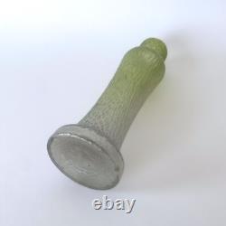 Vase Art Nouveau en verre soufflé vert irisé style Loetz Kralik 1900s
