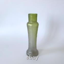 Vase Art Nouveau en verre soufflé vert irisé style Loetz Kralik 1900s