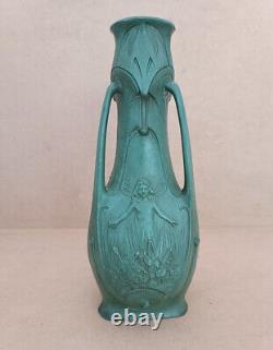 Vase Art Nouveau signé Jean Garnier (1853-1910) en régule patiné vert à 3 faces