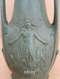 Vase Art Nouveau signé Jean Garnier (1853-1910) en régule patiné vert à 3 faces