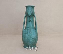 Vase Art Nouveau signé Jean Garnier (1853-1910) en régule patiné vert à 3 faces