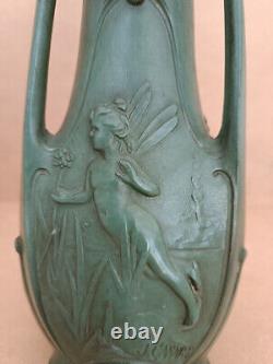 Vase Art Nouveau signé Jean Garnier (1853-1910) en régule patiné vert à 3 faces