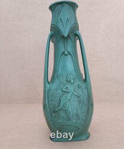 Vase Art Nouveau signé Jean Garnier (1853-1910) en régule patiné vert à 3 faces