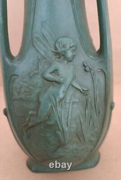 Vase Art Nouveau signé Jean Garnier (1853-1910) en régule patiné vert à 3 faces