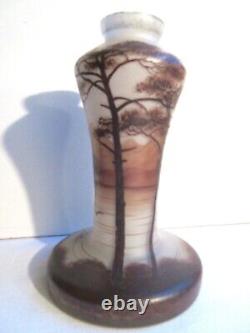 Vase Art Nouveau signé Michel émaillé d'un paysage lacustre, arbres et oiseaux
