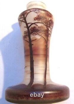 Vase Art Nouveau signé Michel émaillé d'un paysage lacustre, arbres et oiseaux