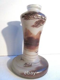 Vase Art Nouveau signé Michel émaillé d'un paysage lacustre, arbres et oiseaux