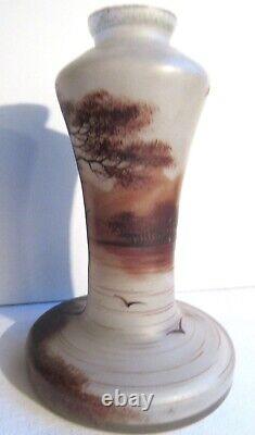 Vase Art Nouveau signé Michel émaillé d'un paysage lacustre, arbres et oiseaux