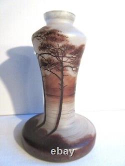 Vase Art Nouveau signé Michel émaillé d'un paysage lacustre, arbres et oiseaux