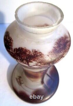 Vase Art Nouveau signé Michel émaillé d'un paysage lacustre, arbres et oiseaux
