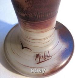 Vase Art Nouveau signé Michel émaillé d'un paysage lacustre, arbres et oiseaux