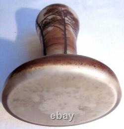 Vase Art Nouveau signé Michel émaillé d'un paysage lacustre, arbres et oiseaux