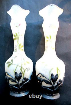 Vase Art Nouveau verre opaque émaillé, armature en étain signée WMF Les Cerises