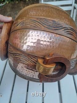 Vase Boule D'après Gustave Serrurier-Bovy En Cuivre Martelé-Bois Art Nouveau